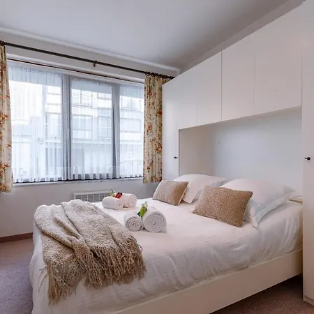 Cosy, Authentic Flat On The Ground Floor And Within Walking Distance From The Sea And The In Mariakerke 公寓 *