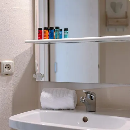 Cosy, Authentic Flat On The Ground Floor And Within Walking Distance From The Sea And The In Mariakerke 公寓 *